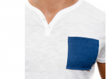 T-Shirt Branca de Algodão Puro com Bolso Azul